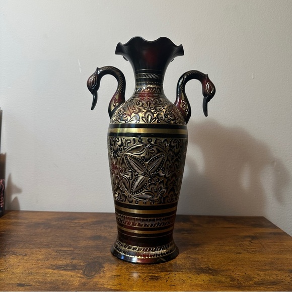 None Other - Elegant Black and Gold Decorative Vase
